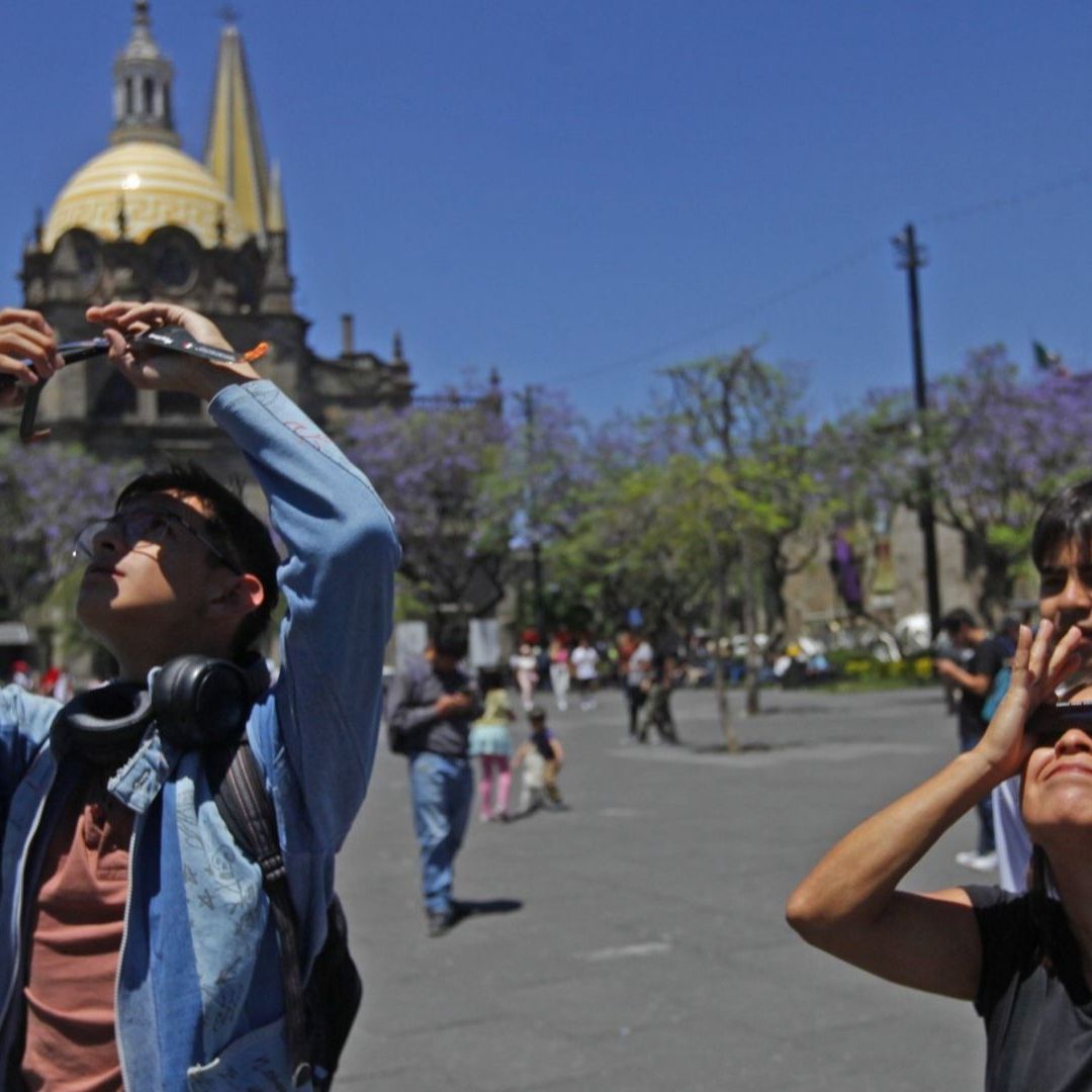 Tapatíos visitaron el centro de la ciudad para observar del eclipse total de sol,