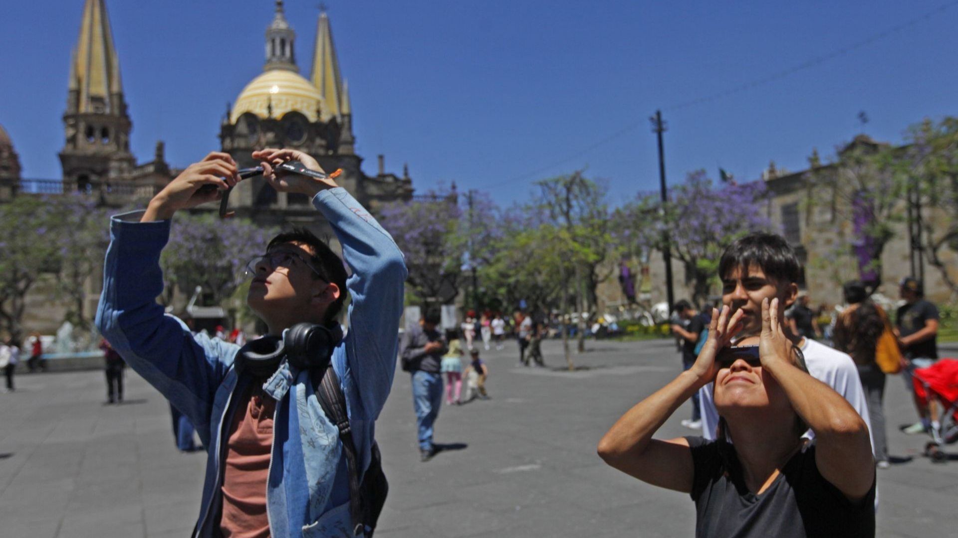 Tapatíos visitaron el centro de la ciudad para observar del eclipse total de sol,