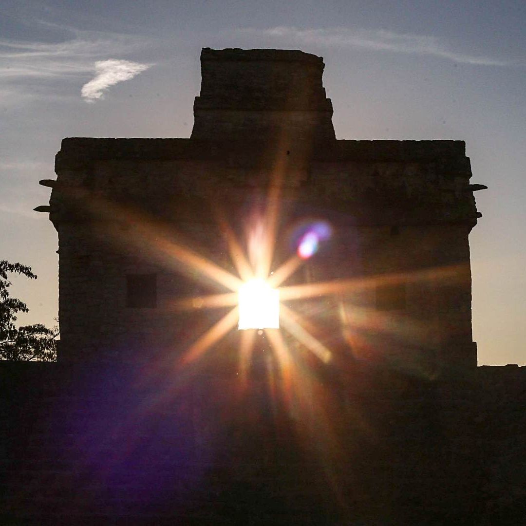 Entrada del equinoccio de primavera en el Templo de las Siete Muñecas, zona arqueológica en Yucatán, en marzo 2025. Foto: Cuartoscuro | Archivo