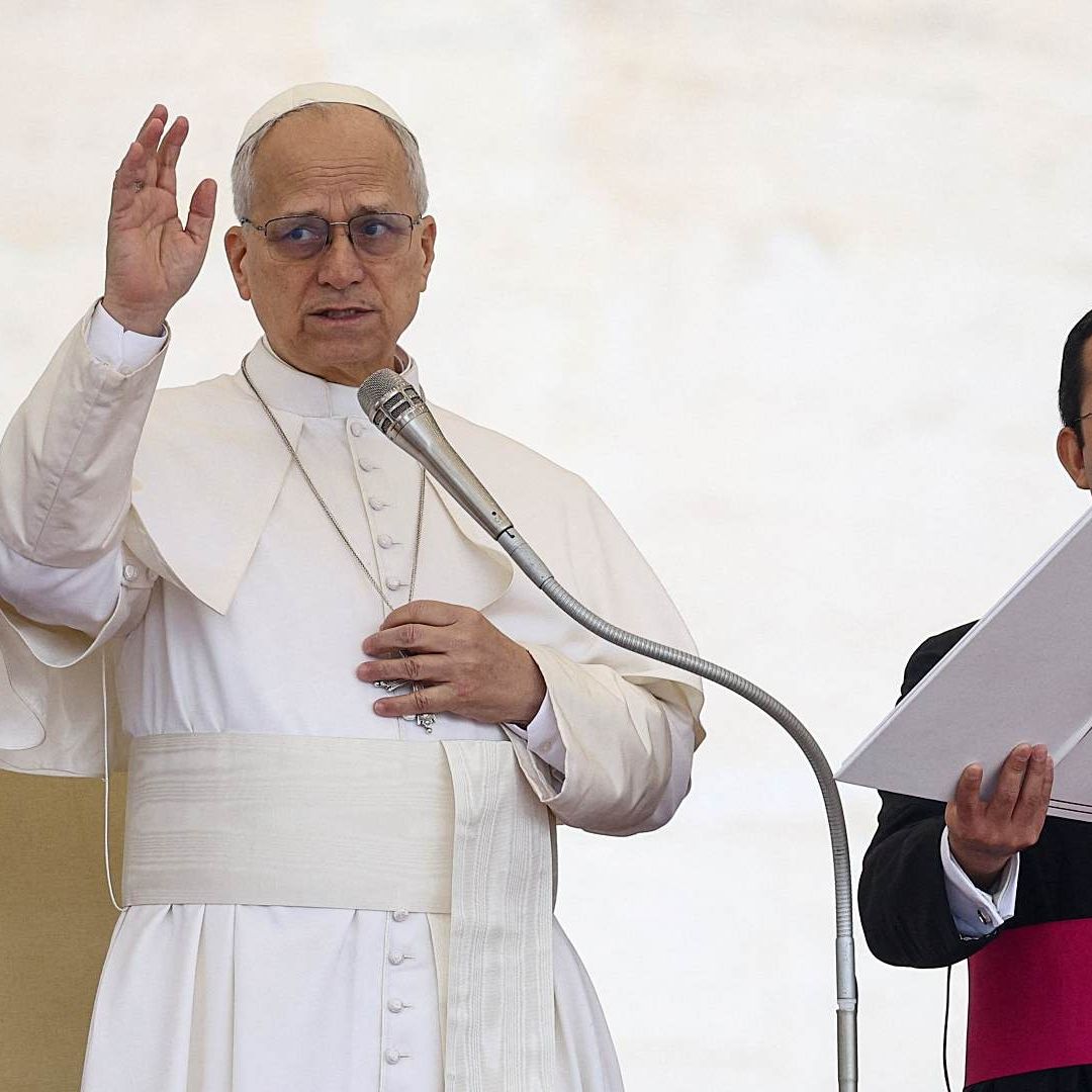 El Papa León XIV bendice a la multitud durante audiencia general semanal en la Plaza de San Pedro del Vaticano. Foto: Reuters