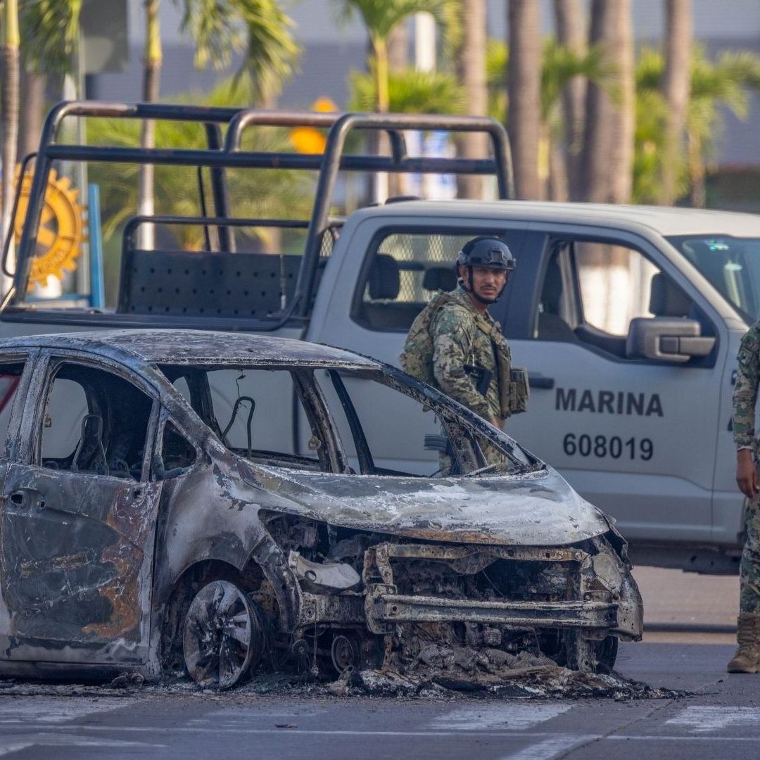 Bloqueo y quema de autos en Puerto Vallarta, Jalisco, por la caída de ‘El Mencho’