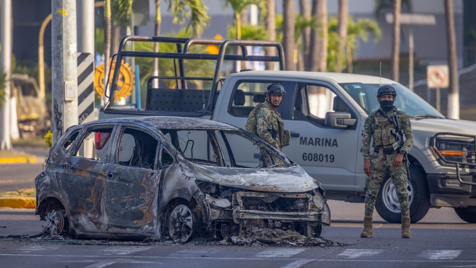 Bloqueo y quema de autos en Puerto Vallarta, Jalisco, por la caída de ‘El Mencho’