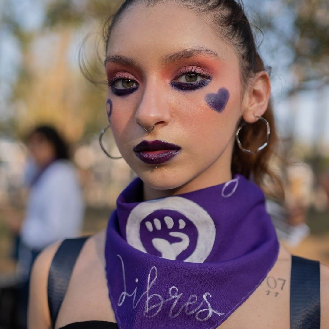 Significado del Pañuelo Morado y Verde que se usa en Movilizaciones Feministas