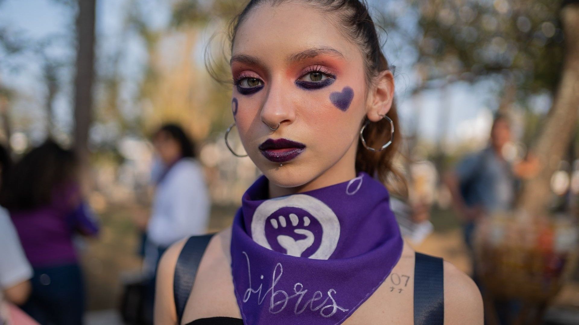 Significado del Pañuelo Morado y Verde que se usa en Movilizaciones Feministas