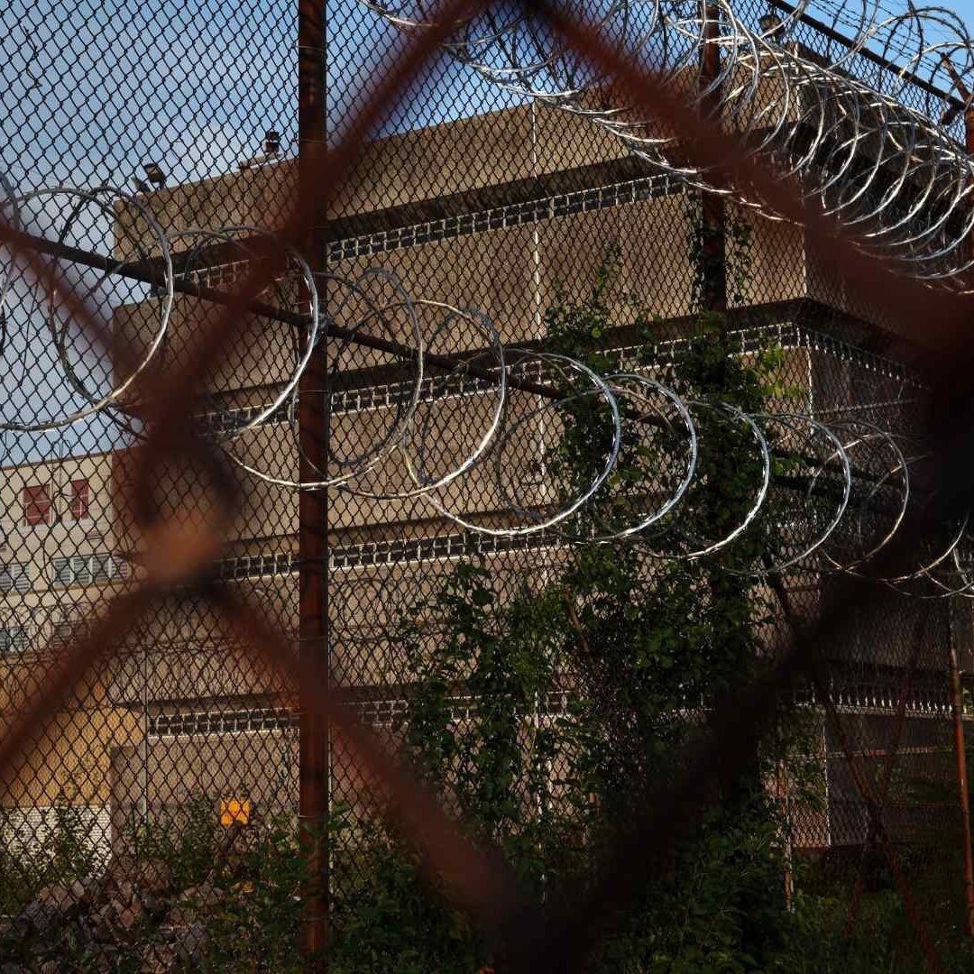 Su cierre temporal a visitas limita la supervisión externa.