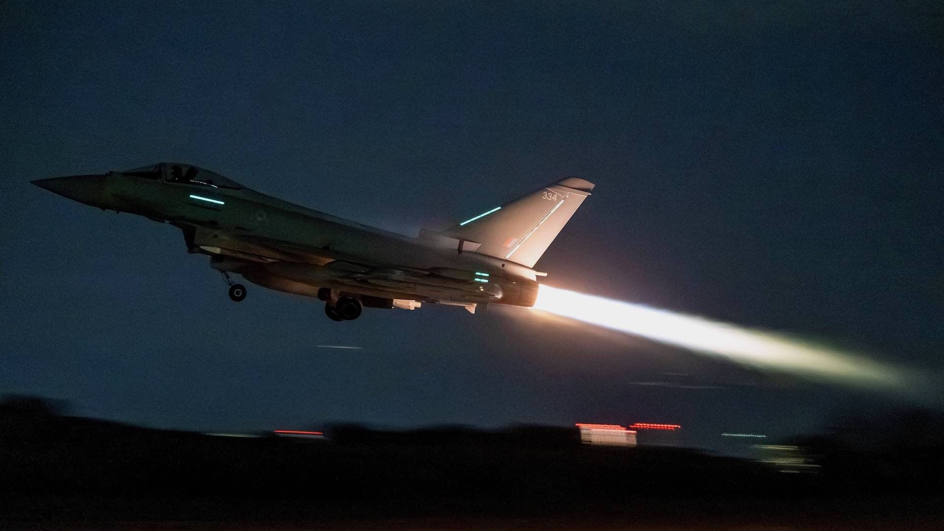 Un avión Typhoon de Reino Unido despega desde un punto del Medio Oriente