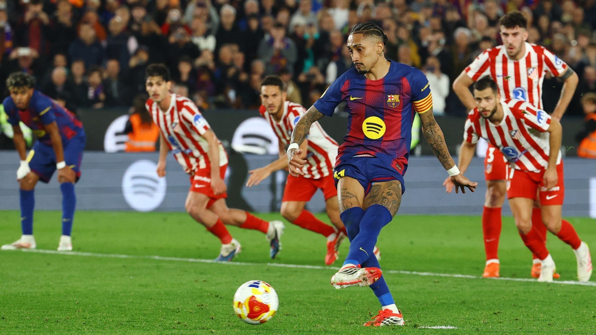 Raphinha marcó el segundo gol del Barcelona desde el manchón de penalti.