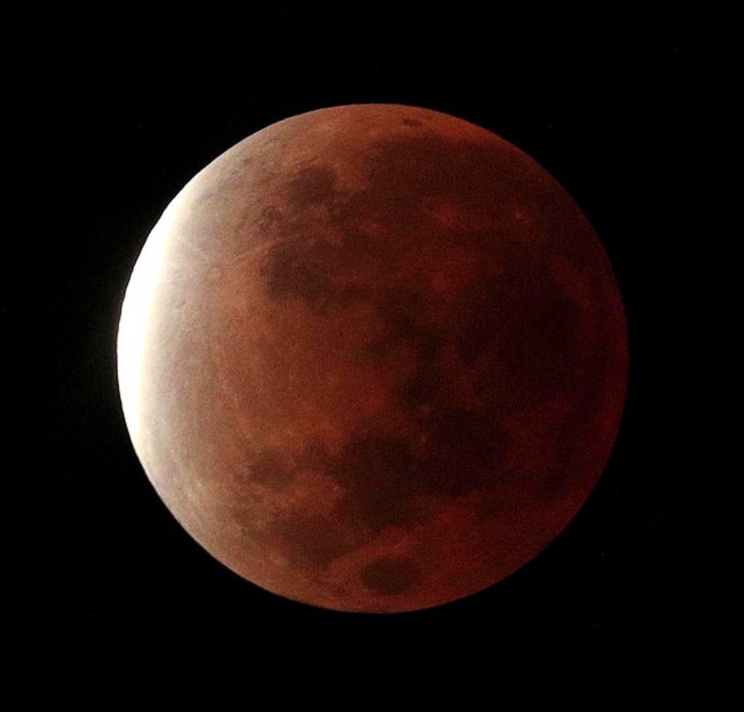 La Luna se tiñó de rojo durante el eclipse total