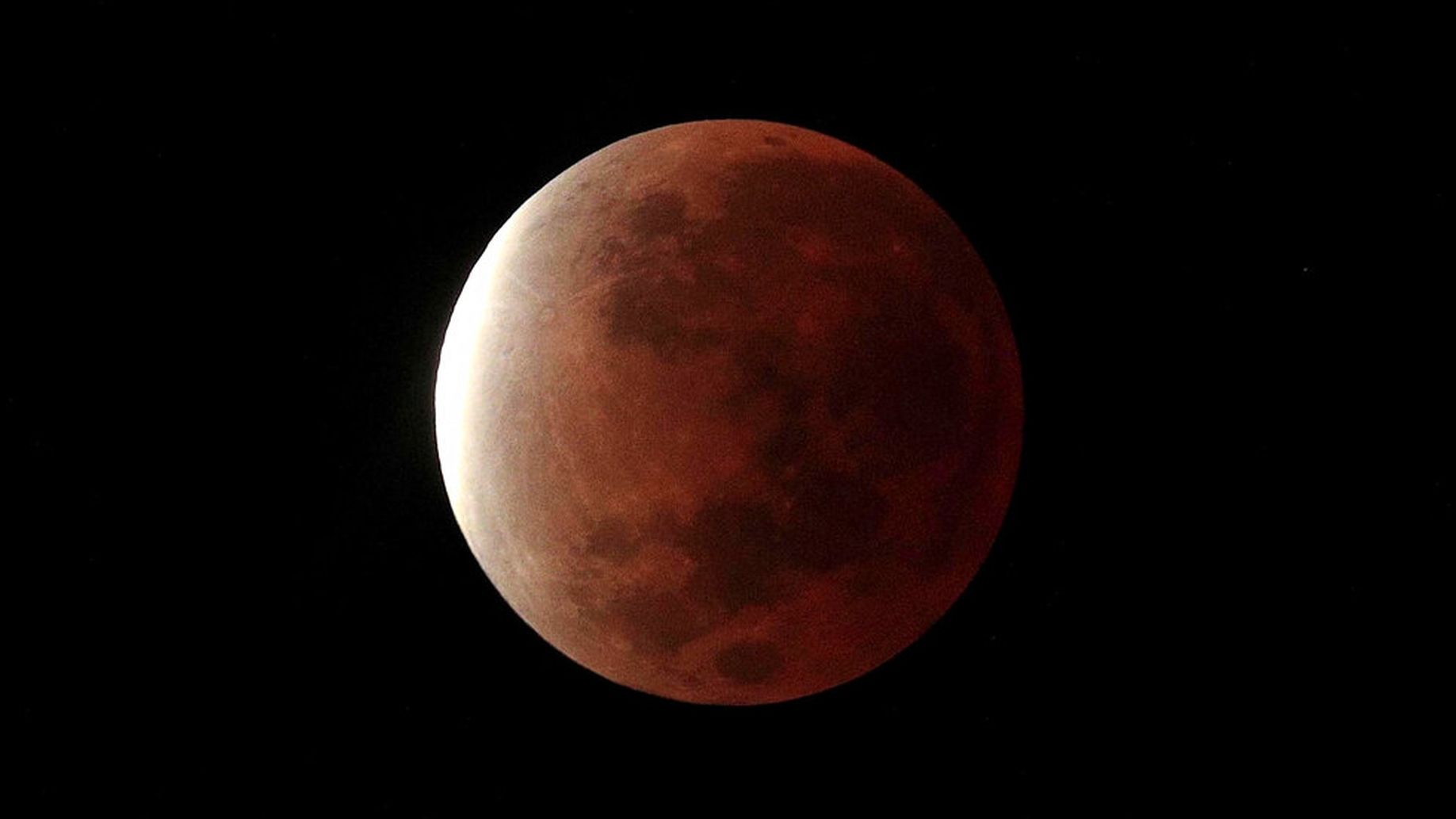 La Luna se tiñó de rojo durante el eclipse total
