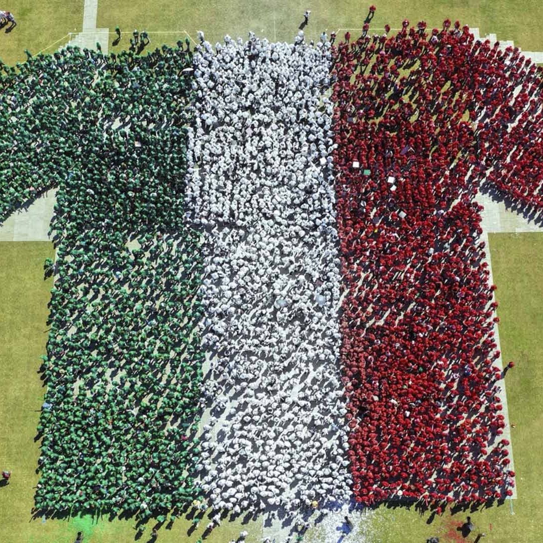 México Impone Récord Guinness con la Imagen Humana de la Camiseta de Futbol más Grande del Mundo