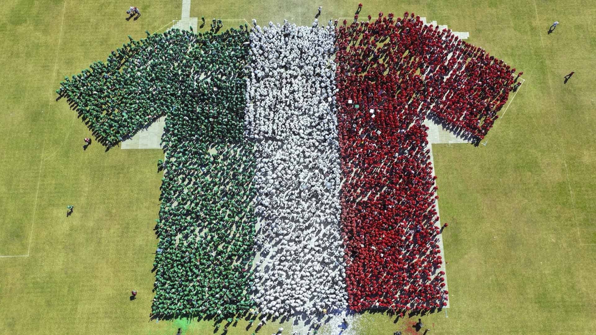 México Impone Récord Guinness con la Imagen Humana de la Camiseta de Futbol más Grande del Mundo