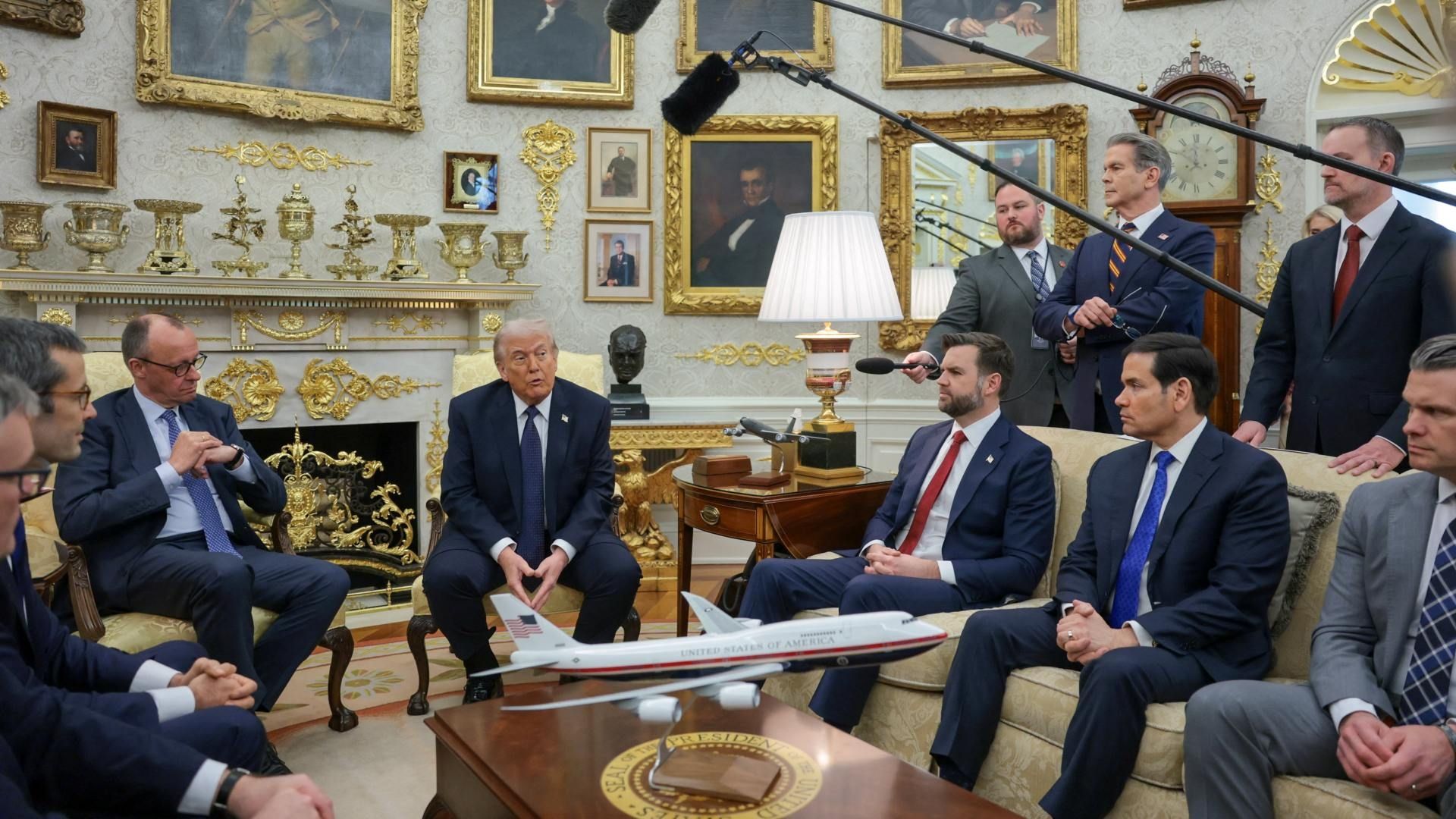 Donald Trump en reunión con el canciller de Alemania, Friedrich Merz, en la Casa Blanca