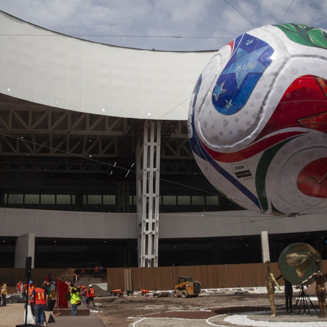 Aspectos del balón oficial a escala del mundial 2026 ubicado en la entrada principal del Aeropuerto Internacional de la Ciudad de México.