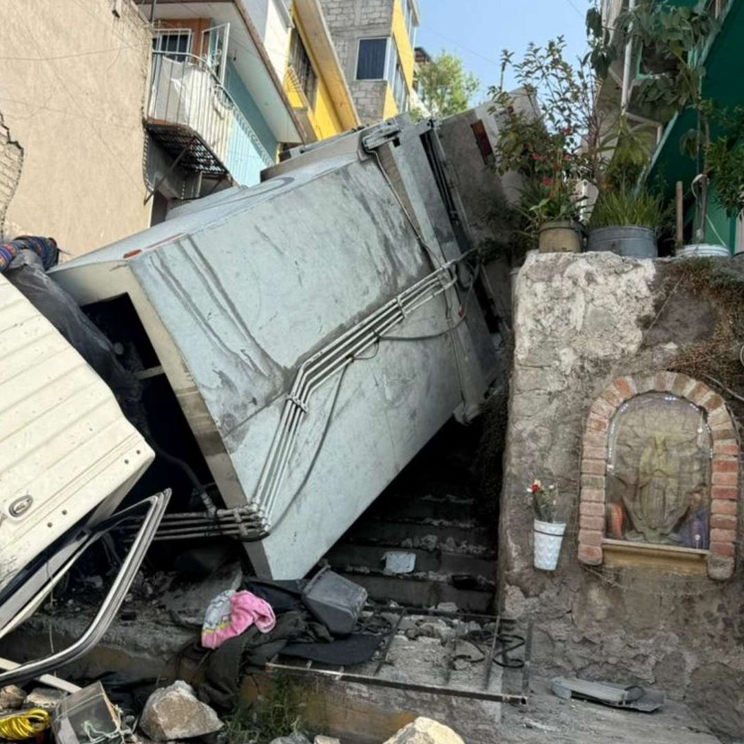 Así quedó el camión que volcó en Naucalpan hoy