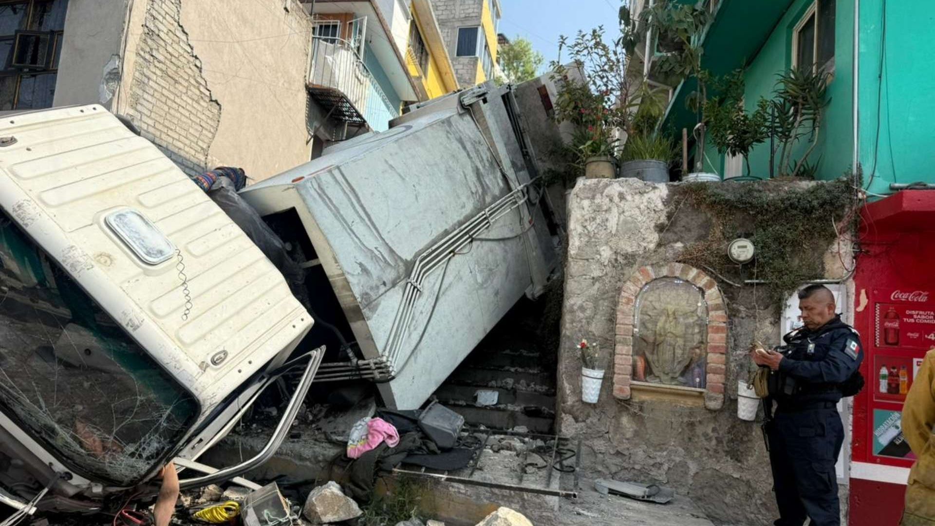 Así quedó el camión que volcó en Naucalpan hoy