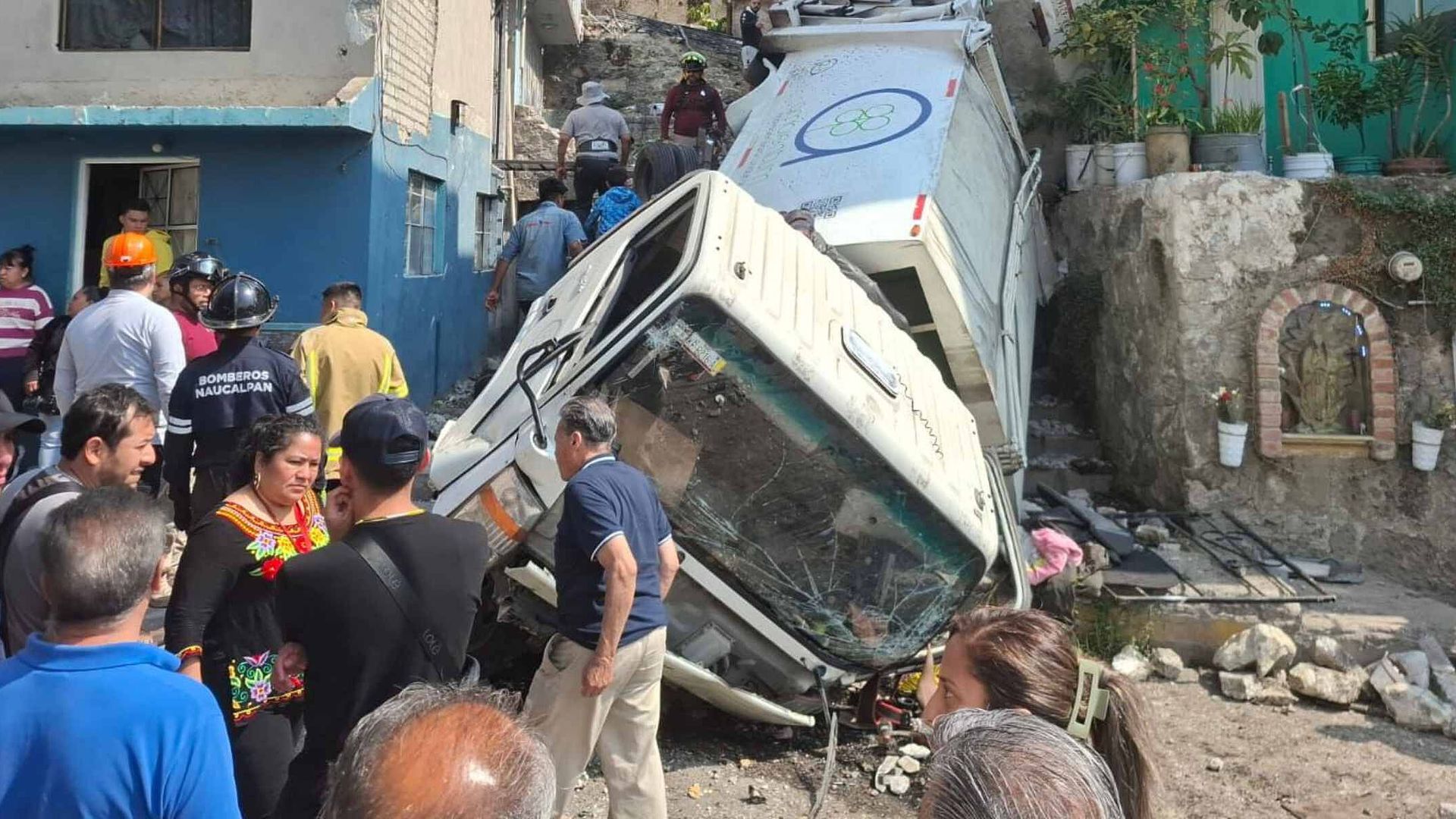 Camión de Basura Cae por Una Calle Inclinada en Naucalpan y Mata a Una ...