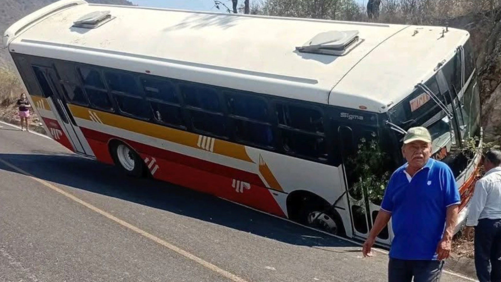 Autobús se Queda sin Frenos y Choca contra un Cerro en Carretera de ...