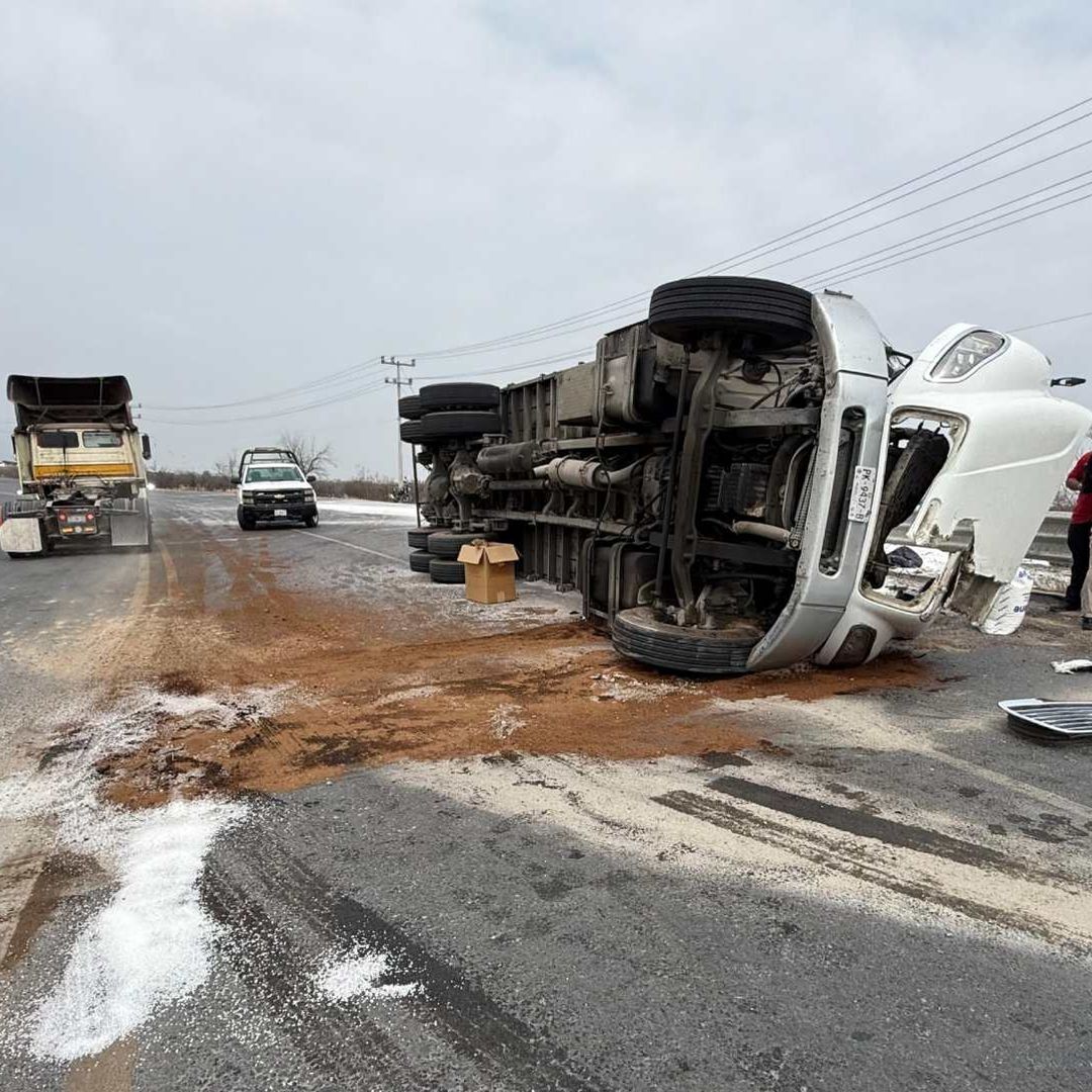 Tráiler volcado en carretera a Colombia