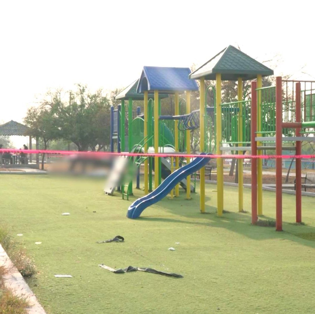 Cuerpo de hombre sin vida en juegos infantiles en Santa Catarina