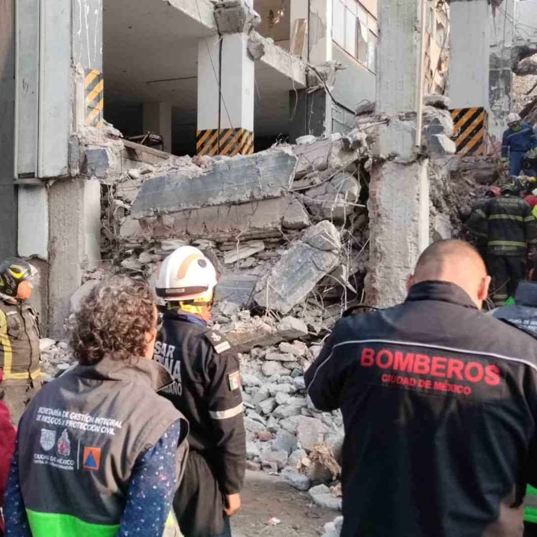 Labores de rescate en edificio colapsado en San Antonio Abad. Foto: X @SGIRPC_CDMX