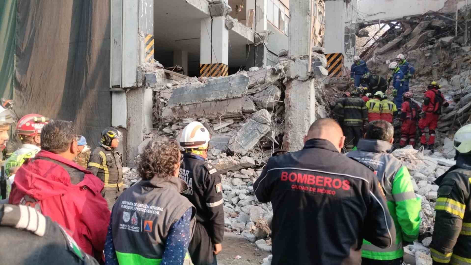 Labores de rescate en edificio colapsado en San Antonio Abad. Foto: X @SGIRPC_CDMX