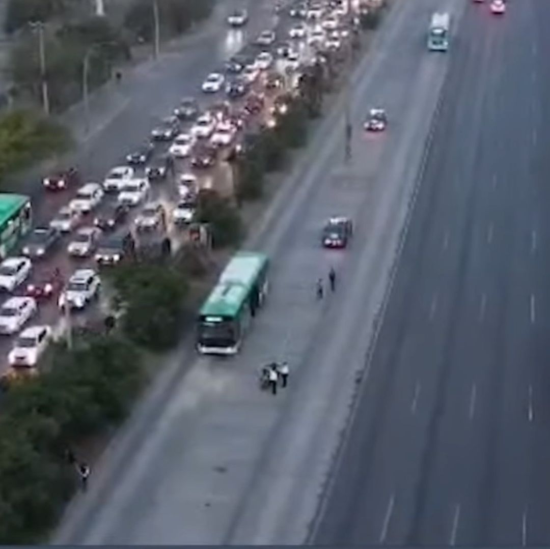 Camión de la Ecovia y tráfico intenso en la zona