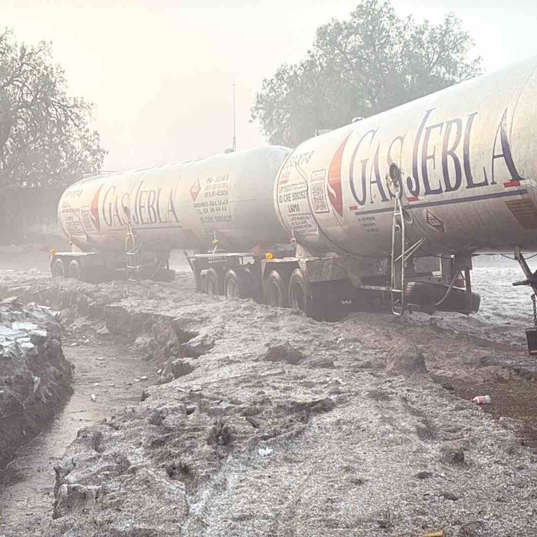 Pipa atorada luego de intensa granizada en la México-Pachuca. Foto: N+