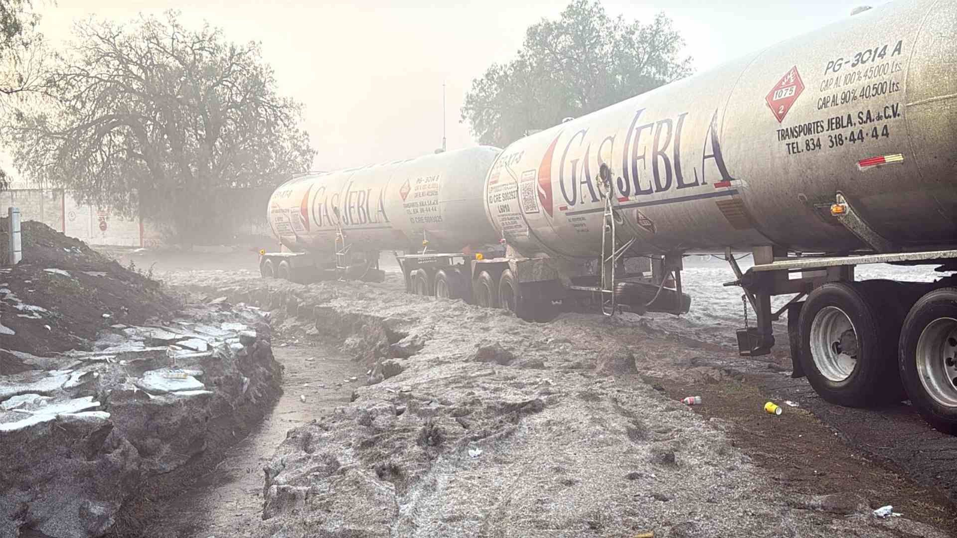 Pipa atorada luego de intensa granizada en la México-Pachuca. Foto: N+