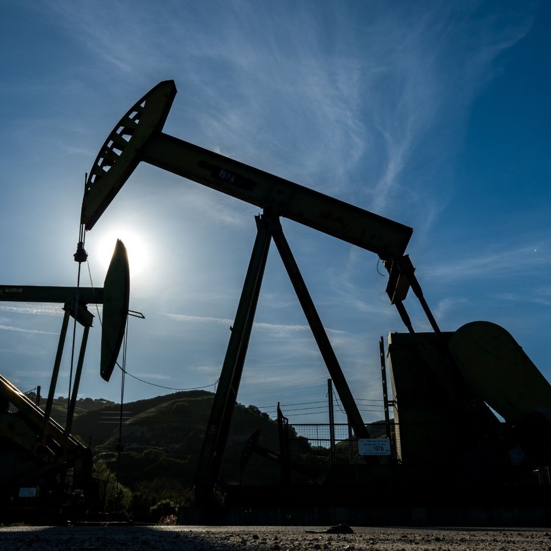 Precios del Petróleo Caen Luego del Anuncio de Trump Sobre Acabar Pronto la Guerra Contra Irán.
