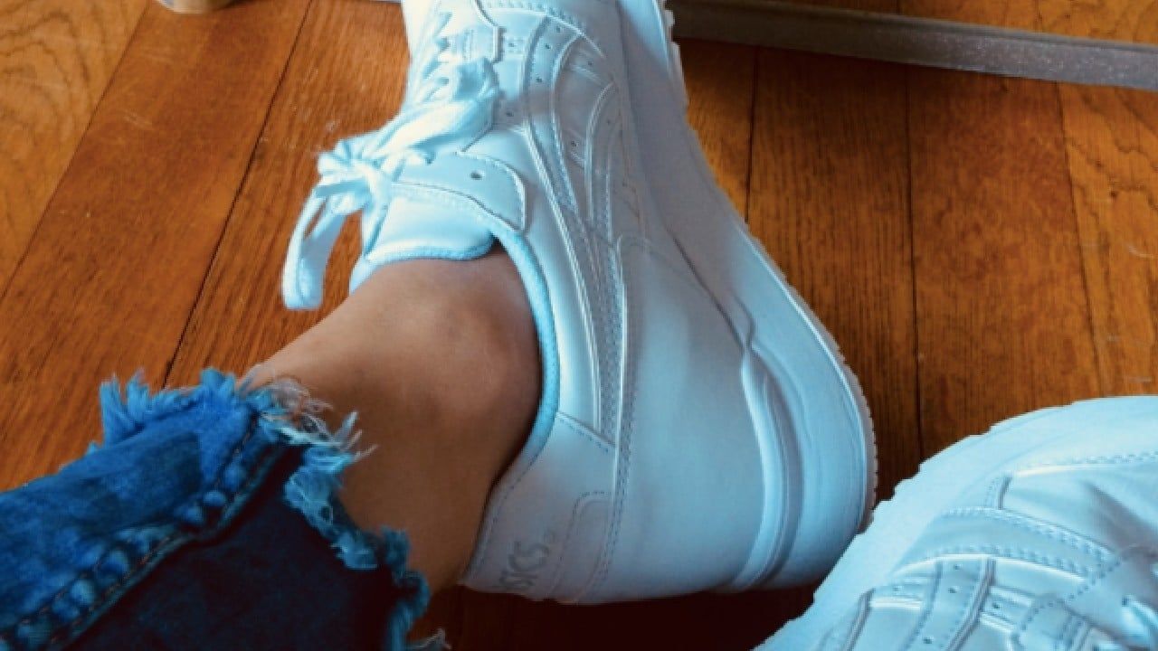 ¿Cómo secar los tenis blancos para que no se manchen de amarillo?