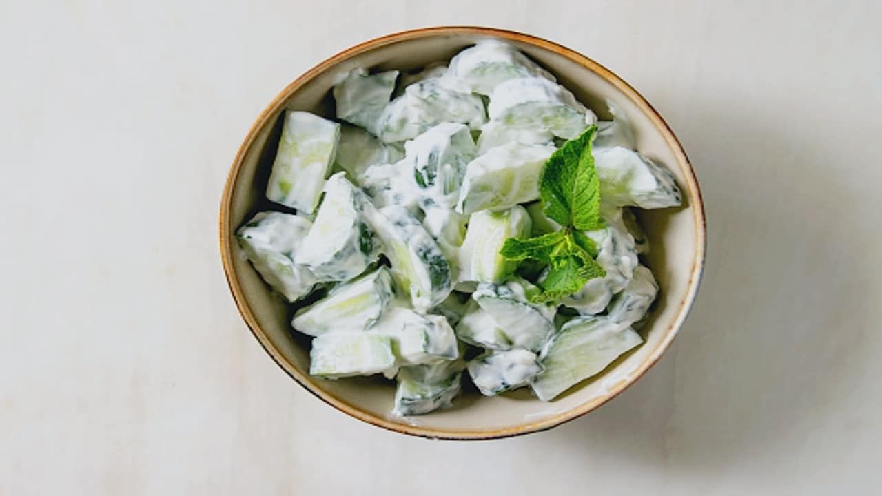 ¿Con ganas de algo fresco y saludable? Prepara esta ensalada de pepino con yogurt
