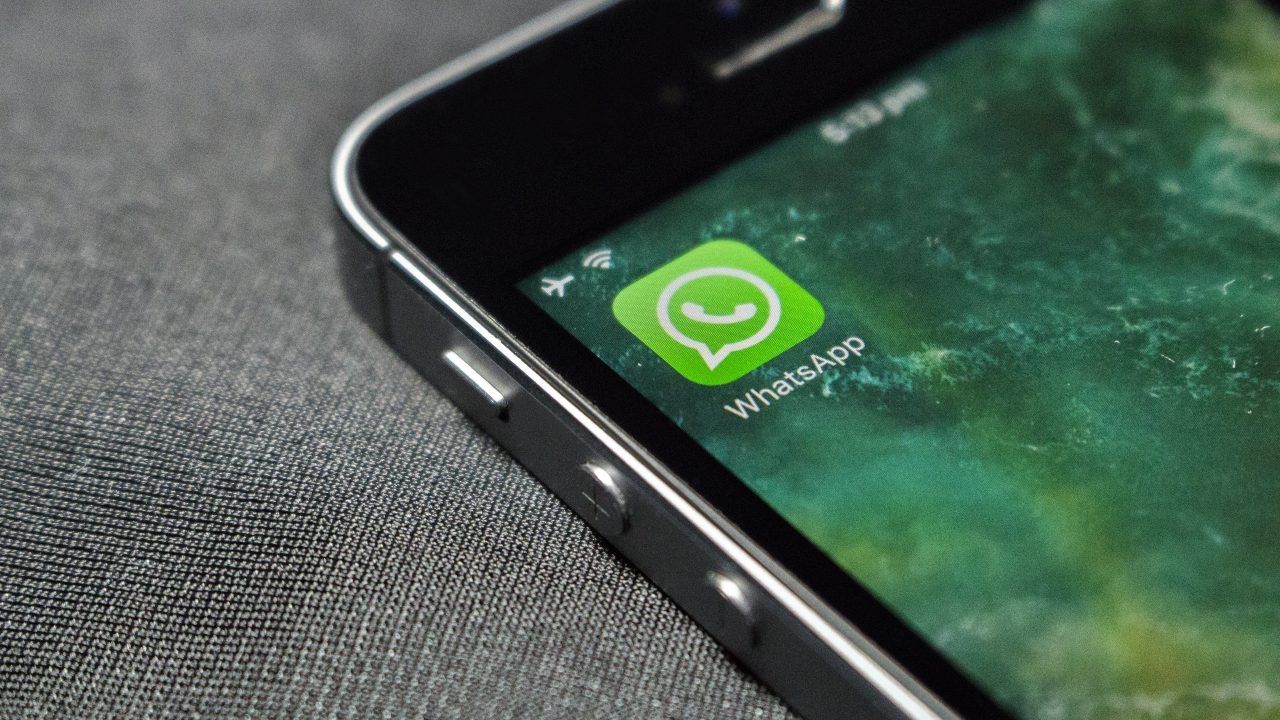 ¿Cómo activo la función forzar cierre en WhatsApp?