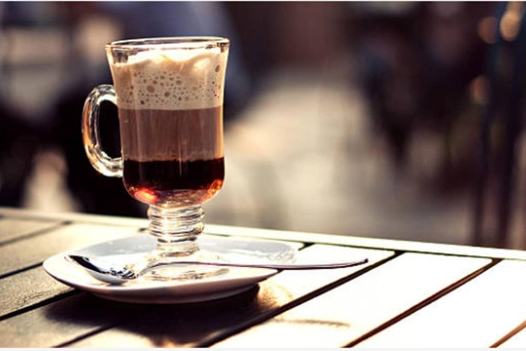 Prepara un delicioso café con whisky, esta es la receta