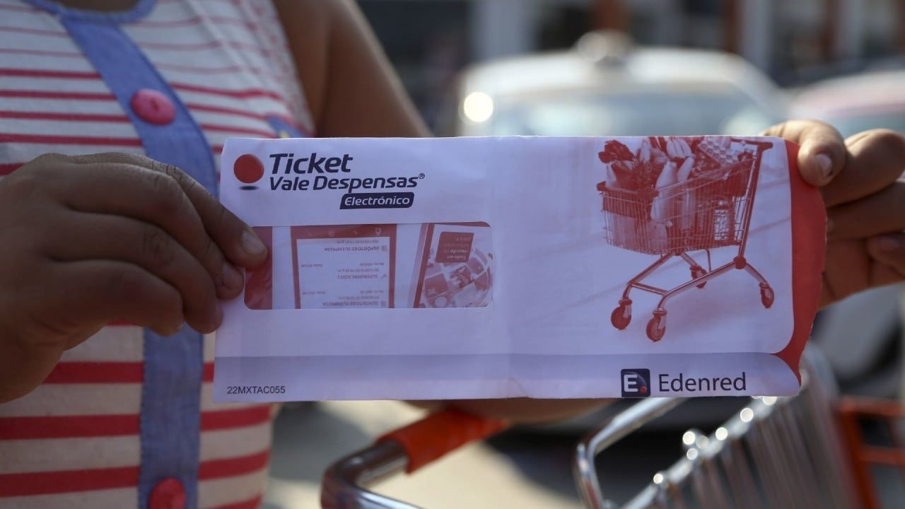 ¿Se puede retirar dinero en efectivo de mi tarjeta de vales de despensa?