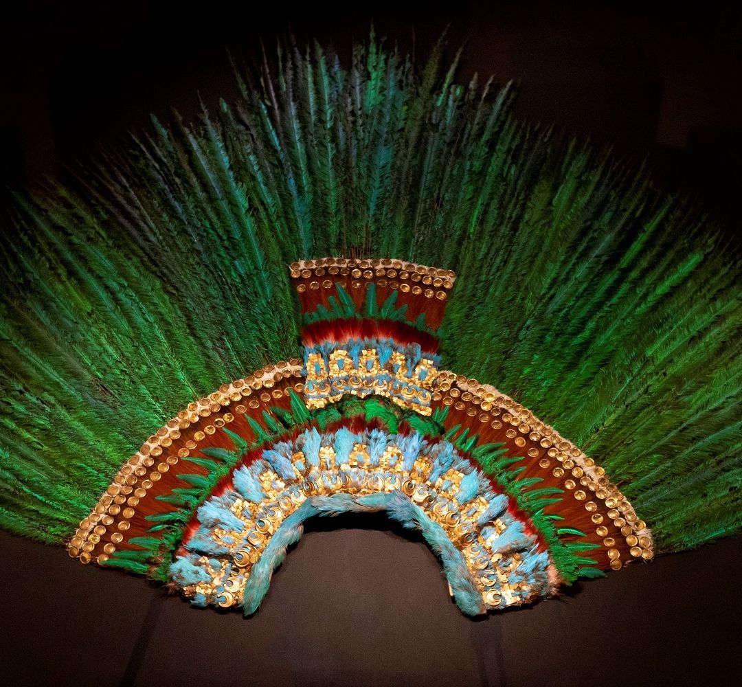 El penacho de Moctezuma se exhibe en el Museo de Etnología en Viena. Fuente: AFP