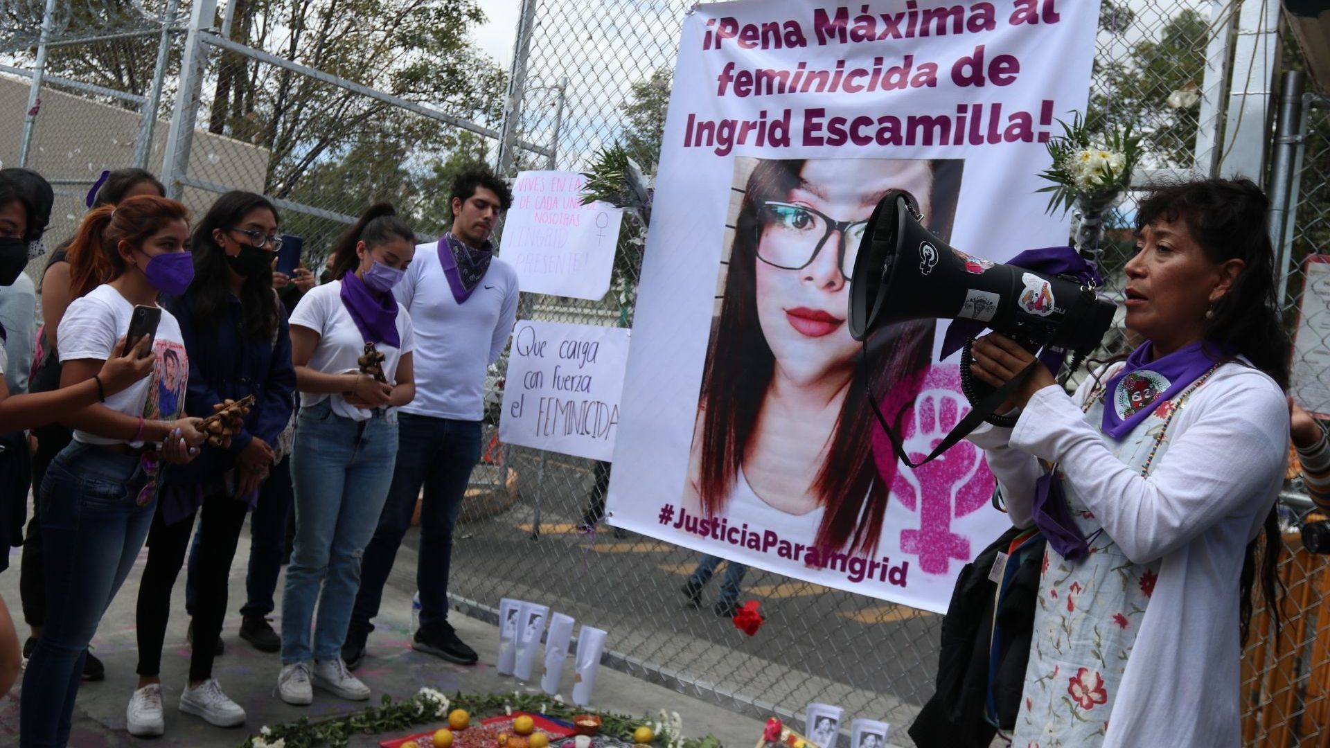 Familiares y amigos de Ingrid Escamilla exigían pena máxima para el feminicida. Fuente: Cuartocsuro, archivo