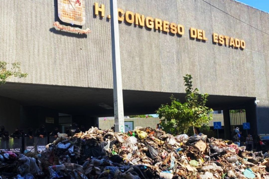 Toneladas de Basura Frente al Congreso de Nuevo León