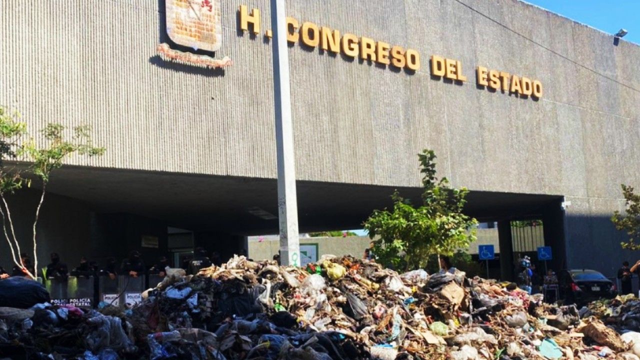 Toneladas de Basura Frente al Congreso de Nuevo León