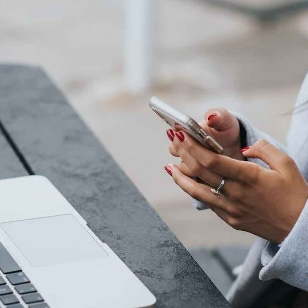 Una persona utiliza su celular para mandar un mensaje por WhatsApp.