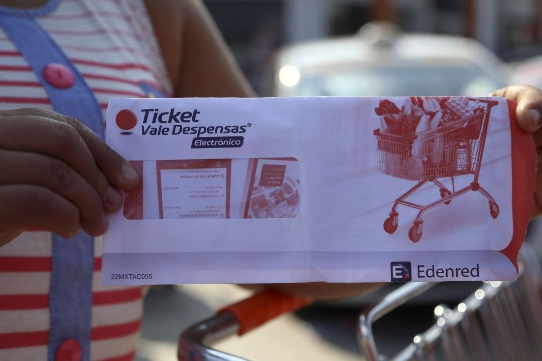 ¿Puedo depositar o transferir dinero a mi tarjeta de vales de despensa?