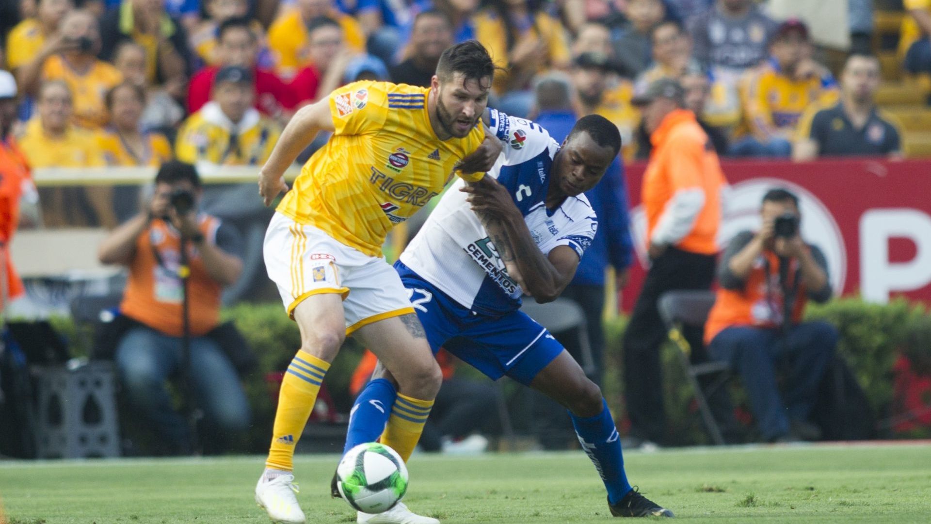 André Pierre Gignac, del equipo de los Tigres de la UANL, se disputa el balón con Steven Barreiro, del Pachuca, correspondiente a la vuelta de cuartos de final, de la Liga MX, Clausura 2019.