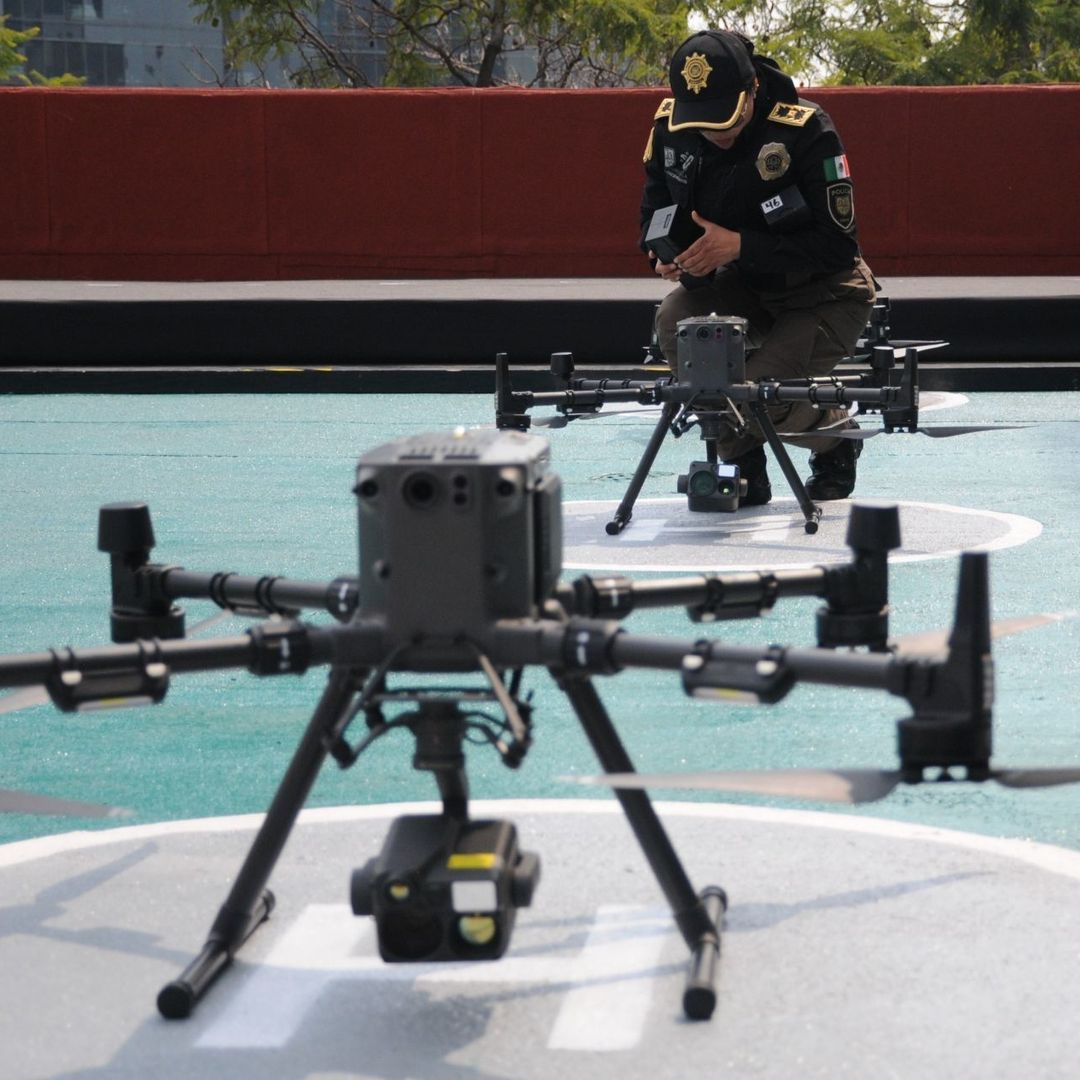 Elemento de la SSC manupula dron de la “Unidad Águila”