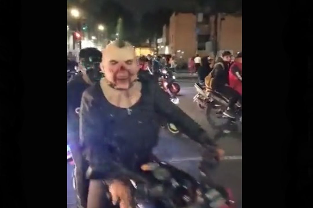 Motociclistas y automovilistas salieron disfrazados desde diferentes puntos de la CDMX. Fuente: Twitter @david_ordaz