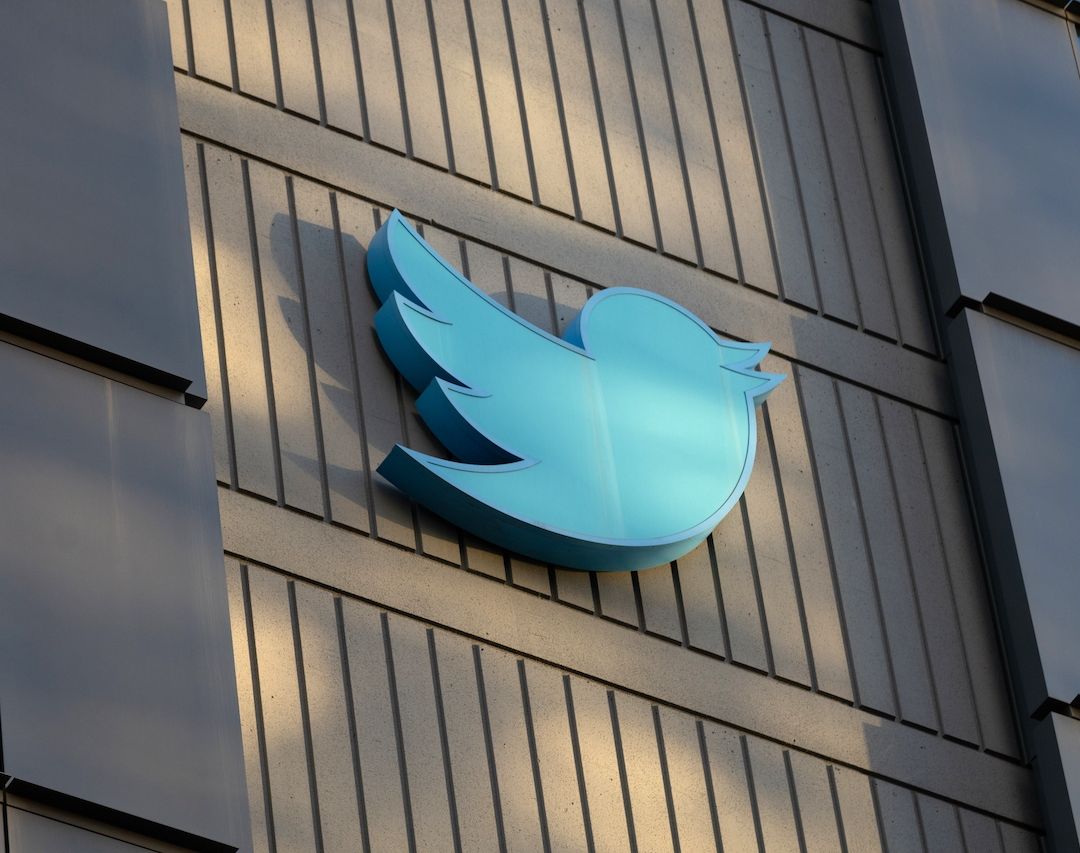 Twitter Cobrará por Palomita Azul y Famosos Reaccionan