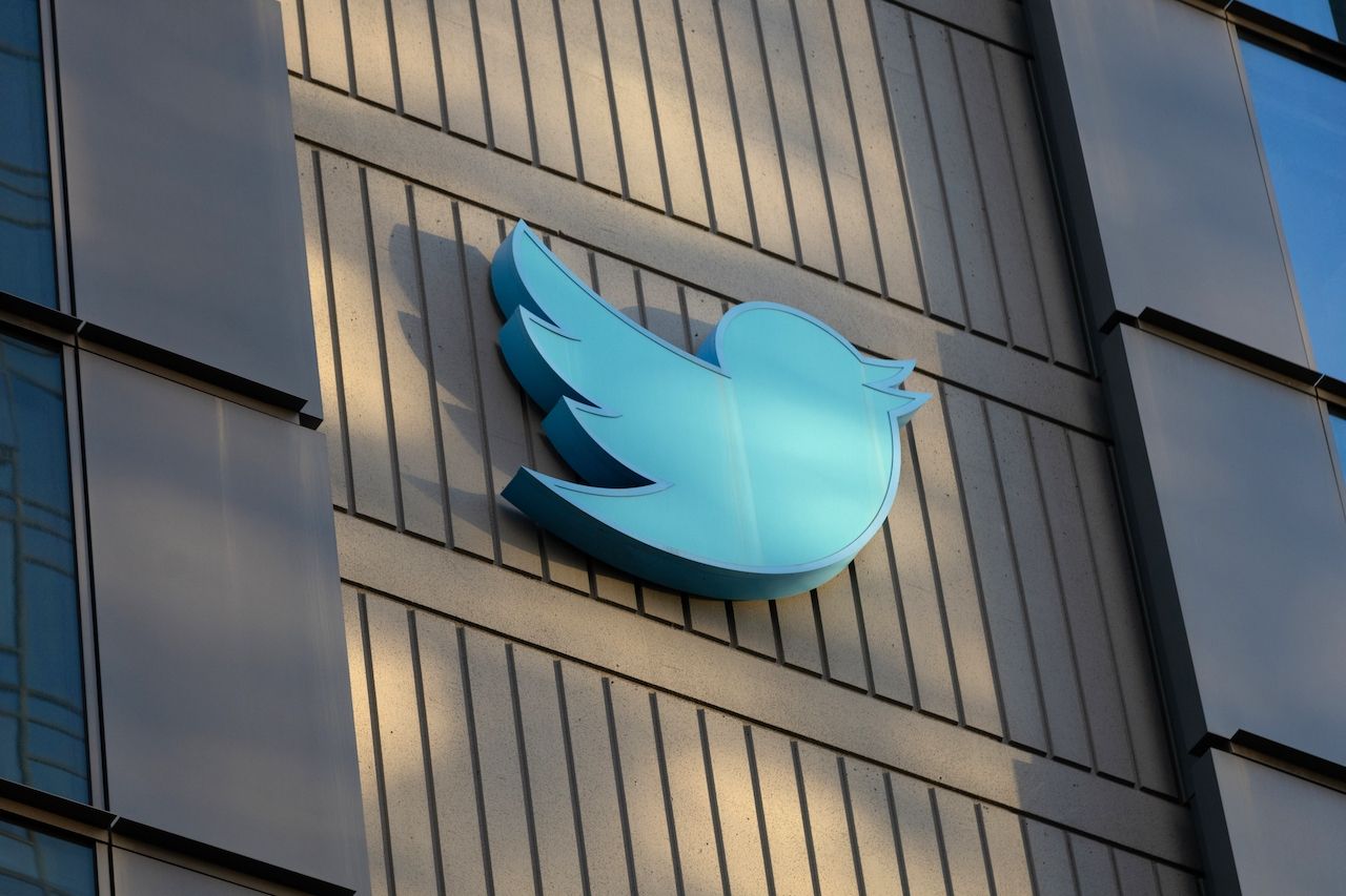 Twitter Cobrará por Palomita Azul y Famosos Reaccionan