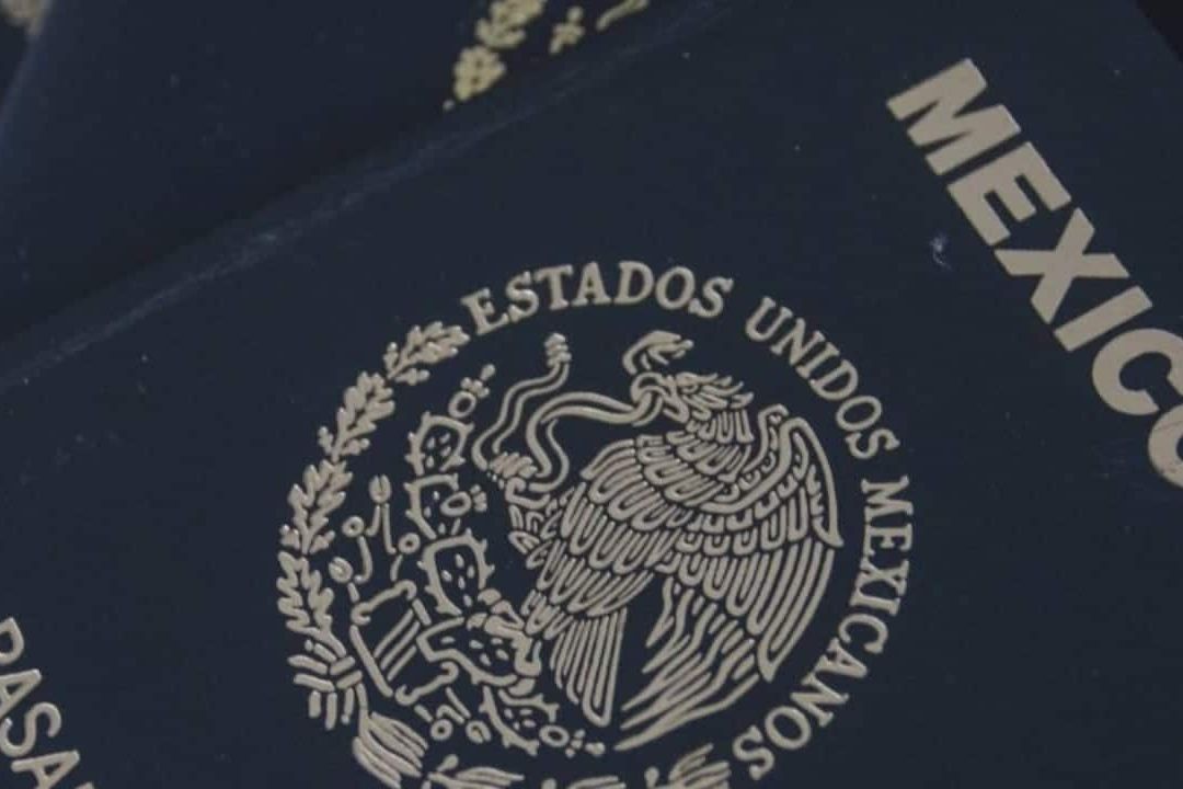 ¿A qué personas se les otorga el pasaporte mexicano de color gris?