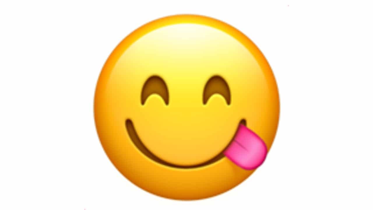 Esto significa el emoji de carita con la lengua de lado de WhatsApp