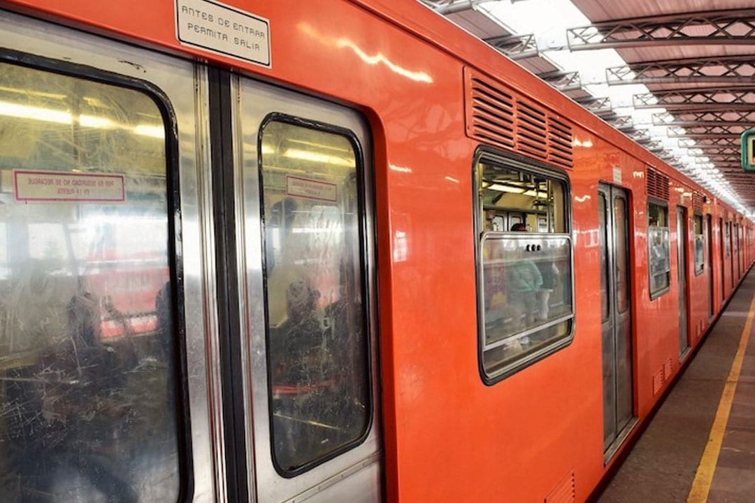 La línea 1 del Metro, luego de más de 50 años de servicio, será intervenida de manera profunda. Rieles, durmientes, fijaciones y balasto son retirados para dar paso a nuevos materiales, más resistentes y durables.