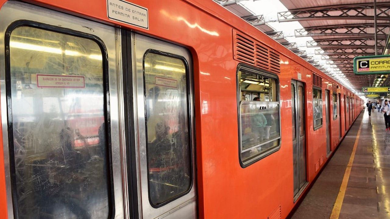 La línea 1 del Metro, luego de más de 50 años de servicio, será intervenida de manera profunda. Rieles, durmientes, fijaciones y balasto son retirados para dar paso a nuevos materiales, más resistentes y durables.