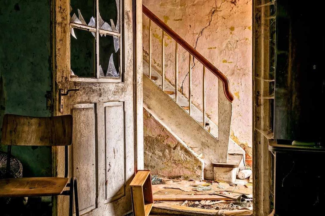Por qué no es recomendable bajar las escaleras durante un temblor